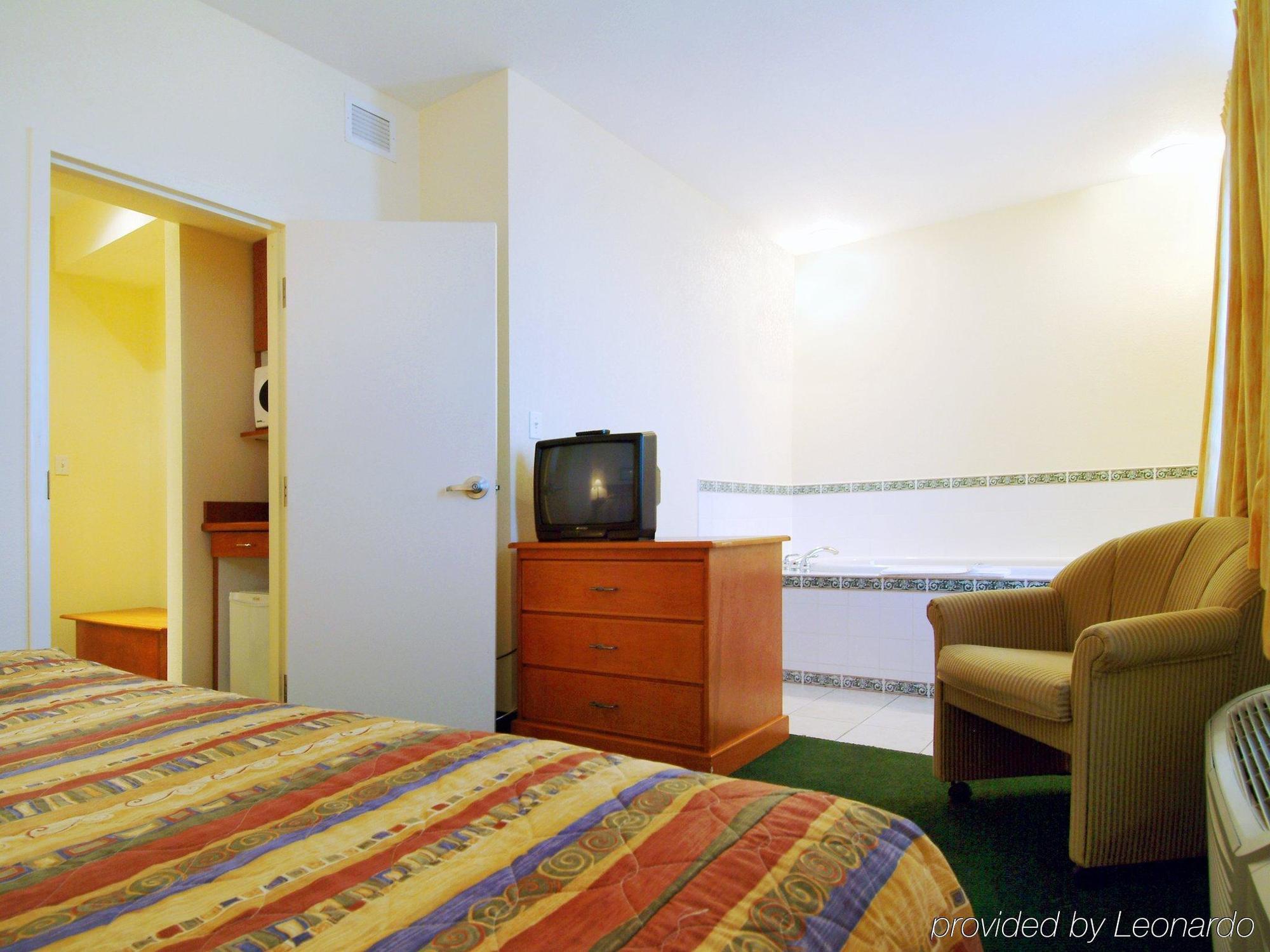Lakeview Inns & Suites - Okotoks Номер фото